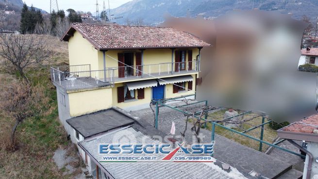 Rustico/casale in residenziale in Via LOMBARDIA 32