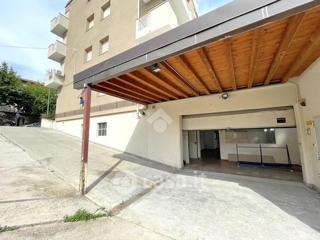 Capannone in commerciale in Via Massimiliano D'Angeli 13