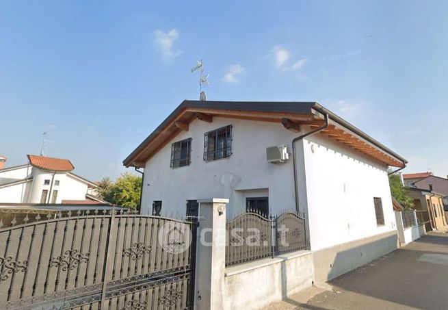 Villa in residenziale in Via Cristoforo Colombo 6