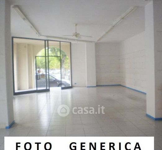 Capannone in commerciale in 