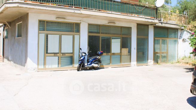 Capannone in commerciale in Via Alcide de Gasperi