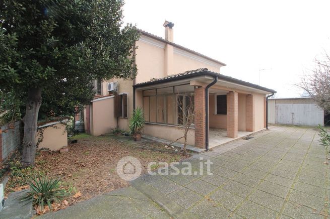 Casa bi/trifamiliare in residenziale in 