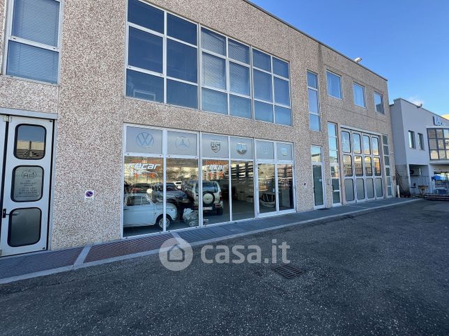 Capannone in commerciale in
