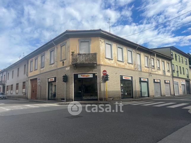Negozio/locale commerciale in commerciale in Via F. Ferrucci 29