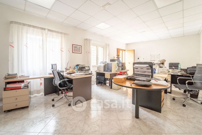 Ufficio in commerciale in Via Lagonegro
