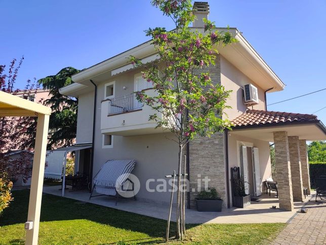 Casa indipendente in residenziale in 