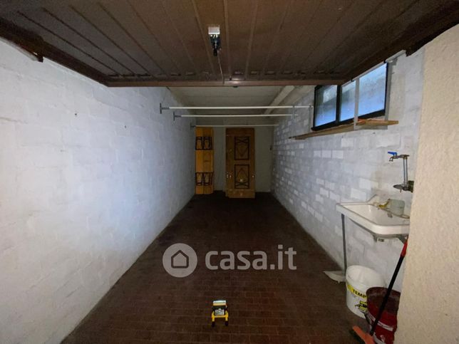 Box/posto auto in residenziale in Via Amedeo Lipparini 1