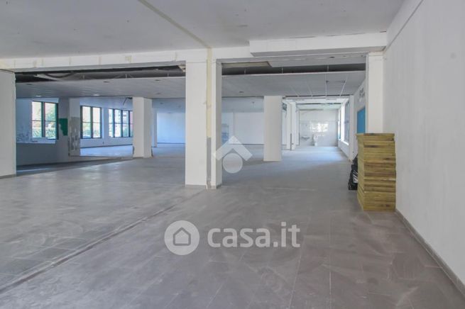 Capannone in commerciale in Via Francesco Baracca 3