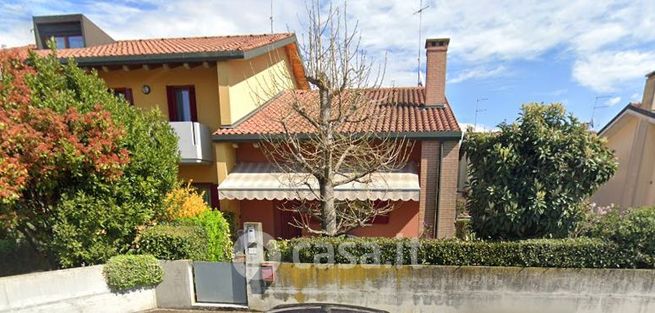 Casa bi/trifamiliare in residenziale in