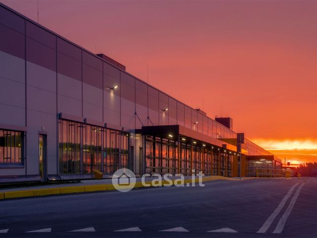 Capannone in commerciale in 