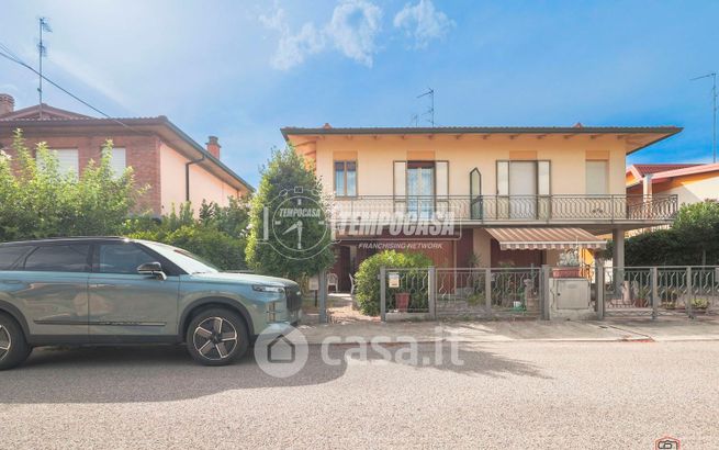 Casa bi/trifamiliare in residenziale in