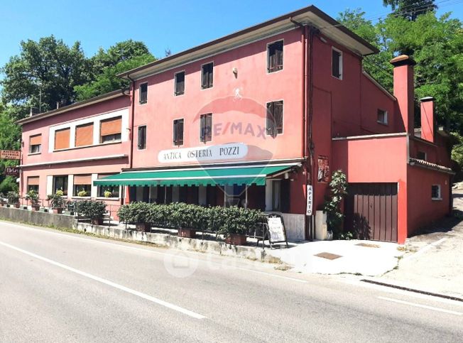 Attivitã /licenza (con o senza mura) in commerciale in Via Pieve di Soligo 20 -32