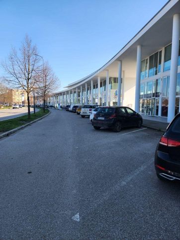 Ufficio in commerciale in Viale Enrico Berlinguer
