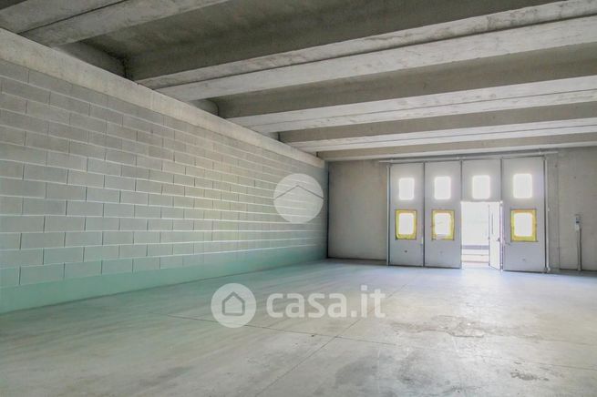 Capannone in commerciale in Via Roggia Vignola