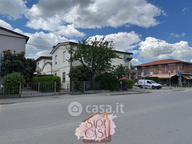 Casa indipendente in residenziale in 
