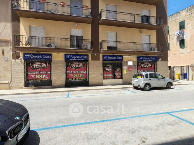 Negozio/locale commerciale in commerciale in Via Salvatore Lonero 18