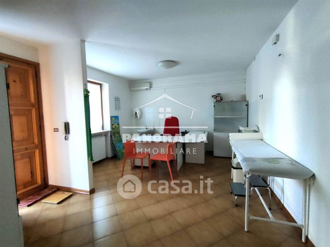 Ufficio in commerciale in 
