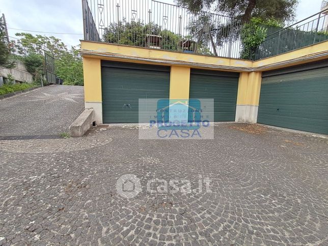 Box/posto auto in residenziale in Via degli Albertini