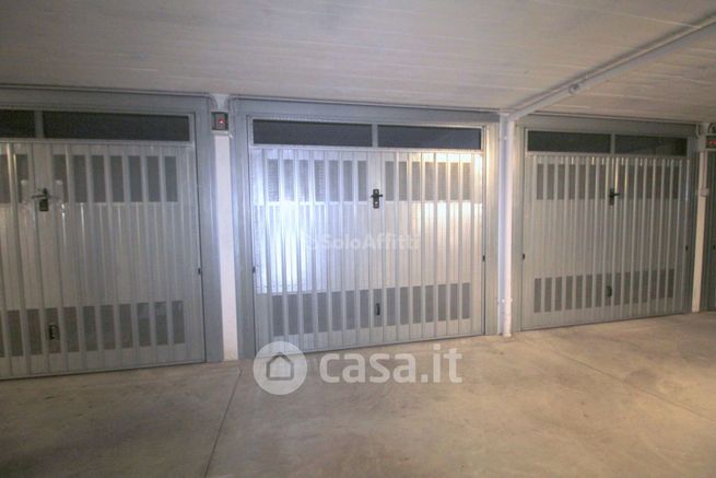 Box/posto auto in residenziale in Viale Dante Alighieri 15