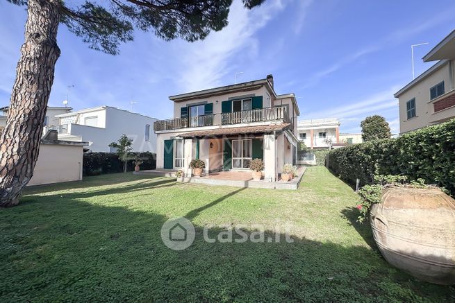 Villa in residenziale in Via Piave 42