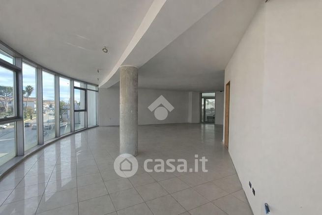 Ufficio in commerciale in Via Leopardi 1
