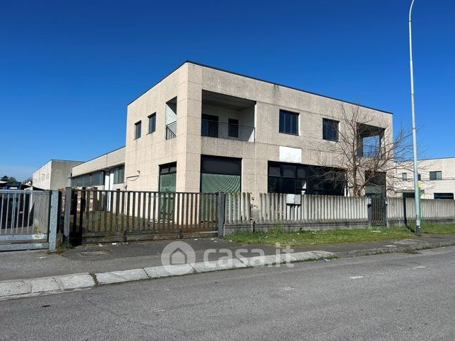 Capannone in commerciale in Via Aldo Moro