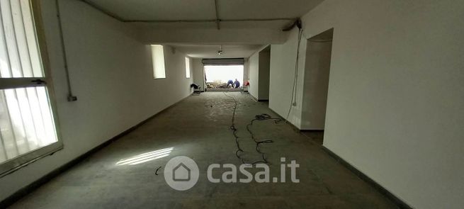 Capannone in commerciale in