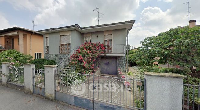 Villa in residenziale in Via Lombardia 25