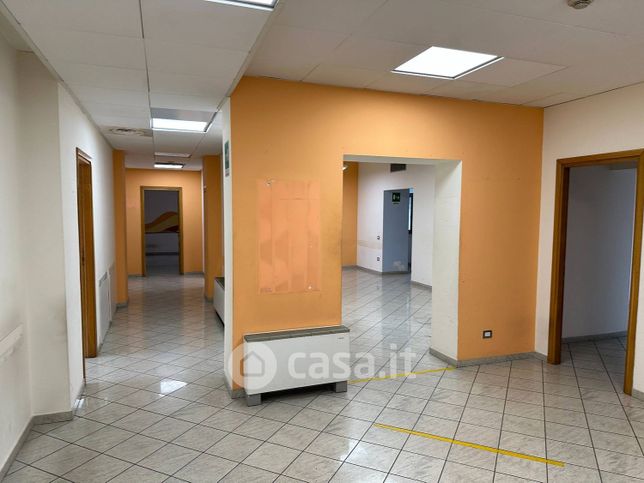 Ufficio in commerciale in Corso Cento Cannoni