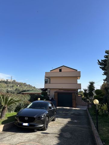 Villetta a schiera in residenziale in Via dei Gelsomini