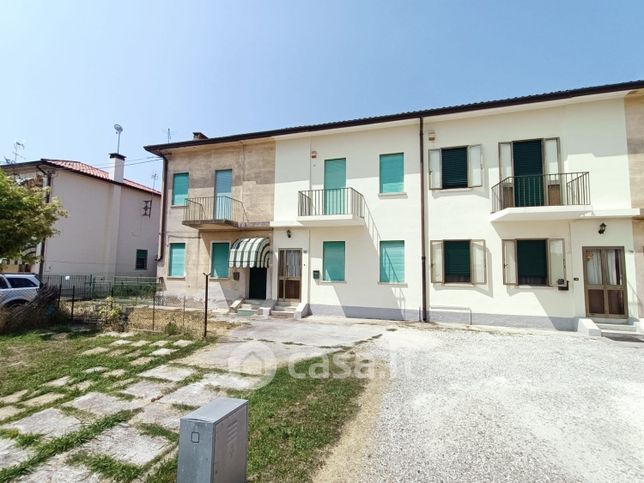 Villetta a schiera in residenziale in piazza