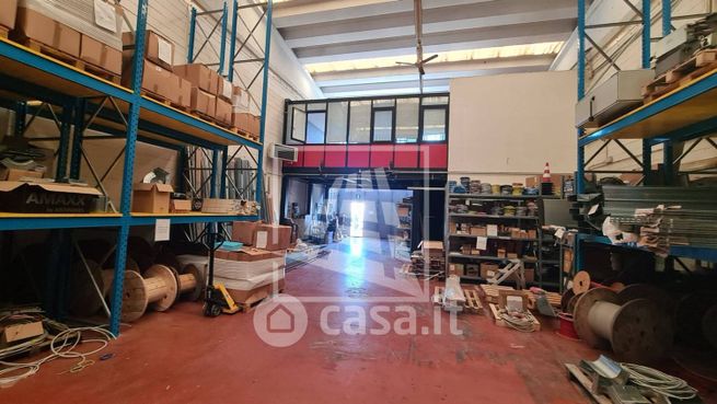 Capannone in commerciale in Via Yuri Gagarin 3