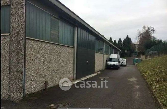 Capannone in commerciale in Via Lario 11