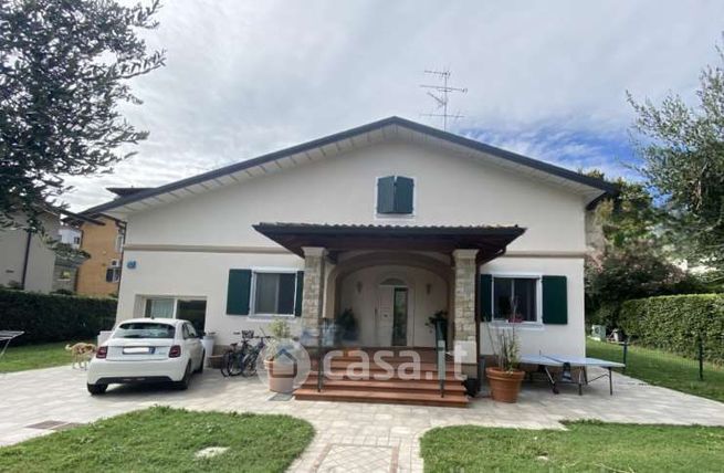 Villa in residenziale in Via Giacomo Leopardi