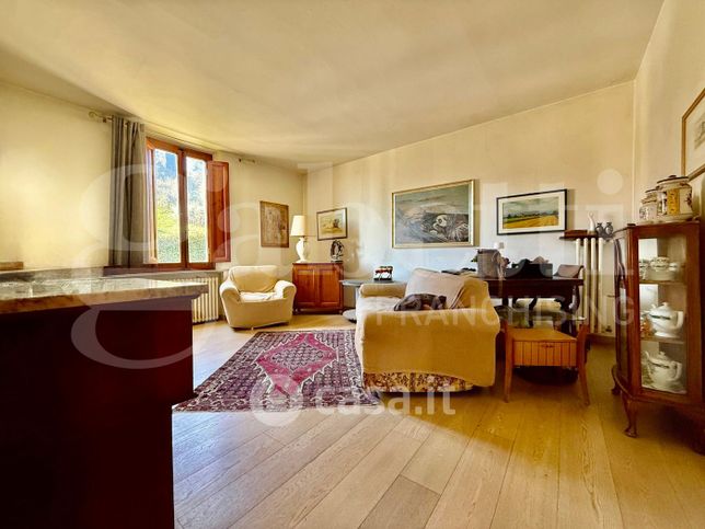 Casa indipendente in residenziale in 