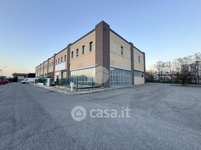 Capannone in commerciale in Via Pierluigi Nervi 25