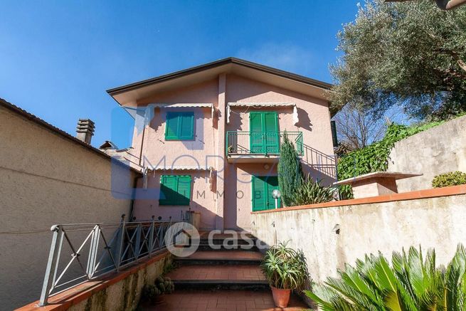 Casa bi/trifamiliare in residenziale in 