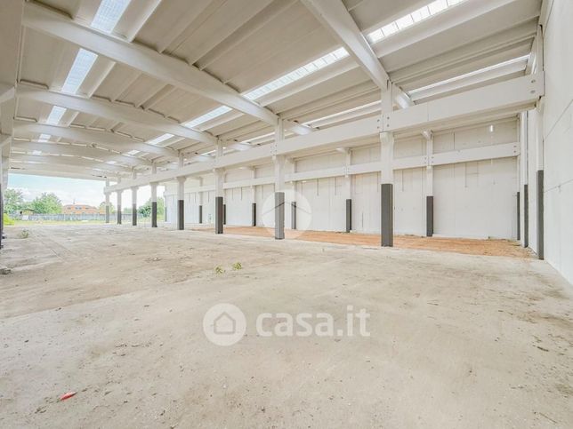 Capannone in commerciale in Via Ponticello 1