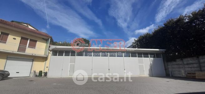 Capannone in commerciale in 