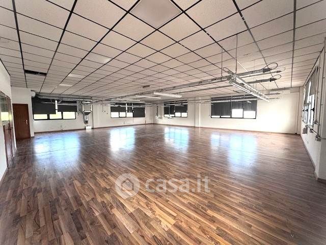 Capannone in commerciale in 