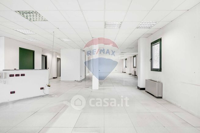 Capannone in commerciale in Via 2 Giugno 13
