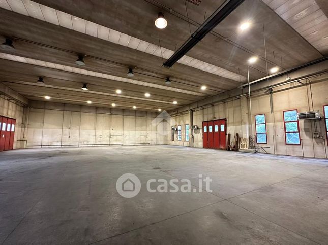 Capannone in commerciale in Strada Romana 17