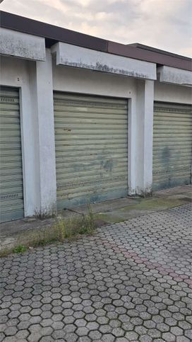 Box/posto auto in residenziale in Via Varese 6
