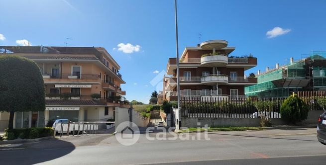 Ufficio in commerciale in Via Cassia 1836