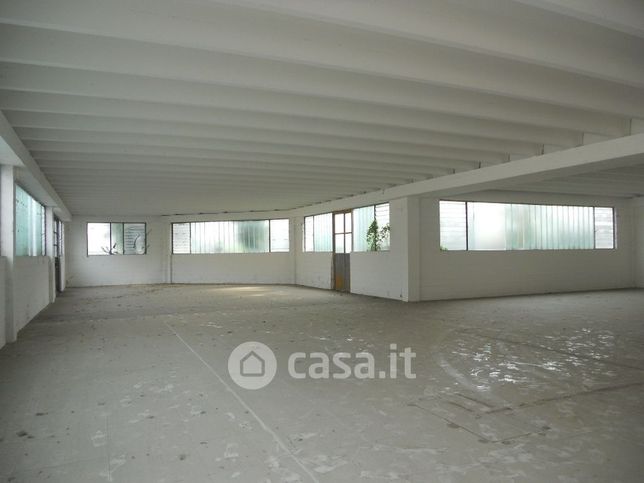 Capannone in commerciale in Via Tommaso Edison 201