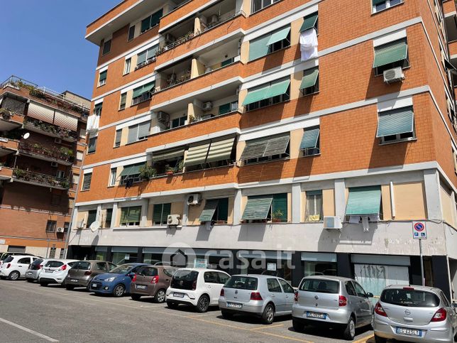 Negozio/locale commerciale in commerciale in Via Cutigliano 33