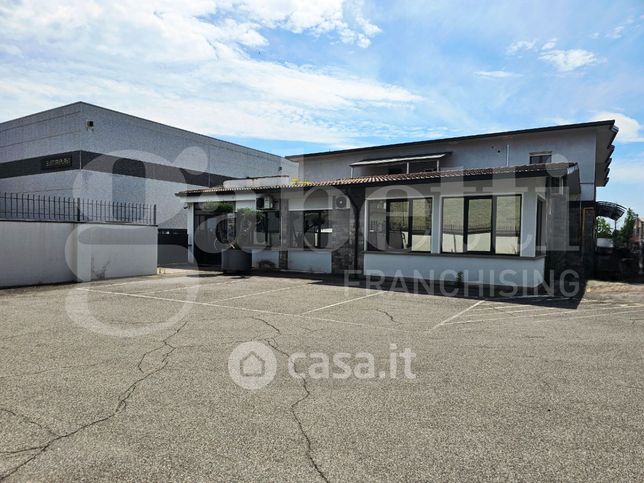 Capannone in commerciale in Via Valcamonica 21