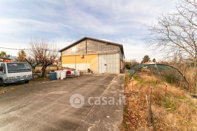 Capannone in commerciale in Via Arona 70