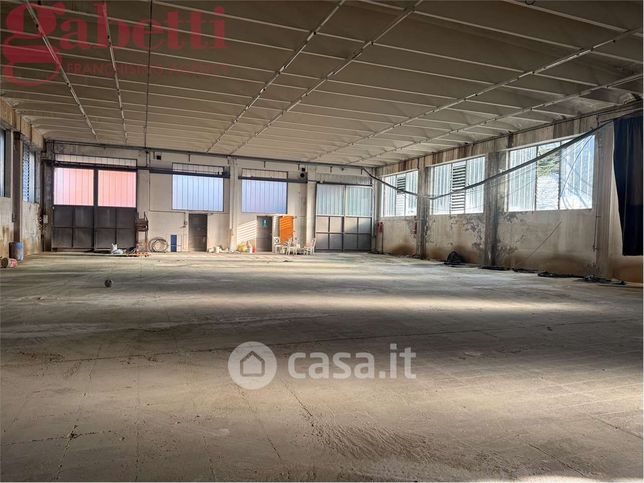 Capannone in commerciale in Via Comana Lunga