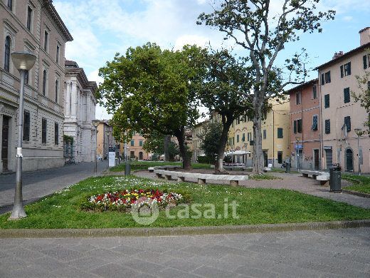 Attivitã /licenza (con o senza mura) in commerciale in Piazza Dante Alighieri